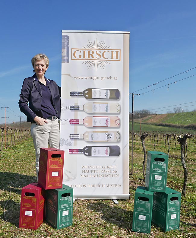 Maria Girsch mit Rollup im Weingarten
